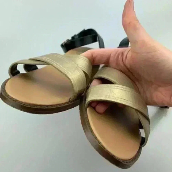 NYC Co sandals size 9 6463 gold black criss cross - Picture 6 of 8